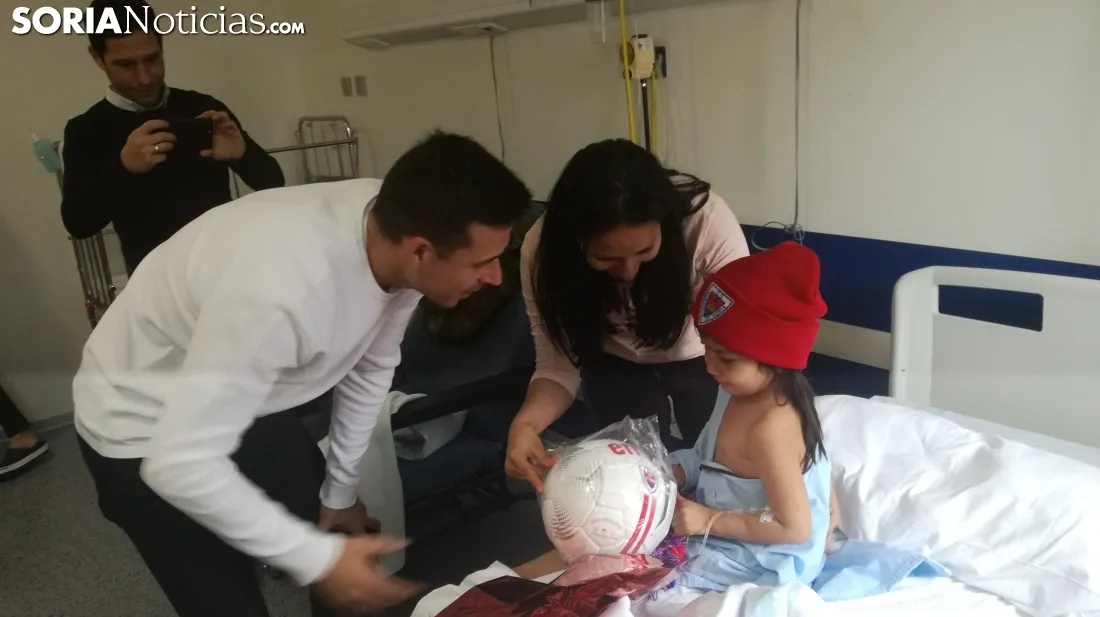 Los jugadores del Numancia visitando el Hospital.