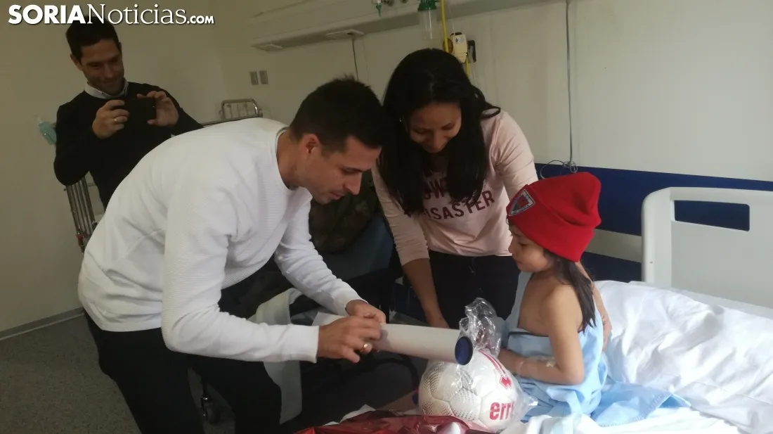 Los jugadores del Numancia visitando el Hospital.