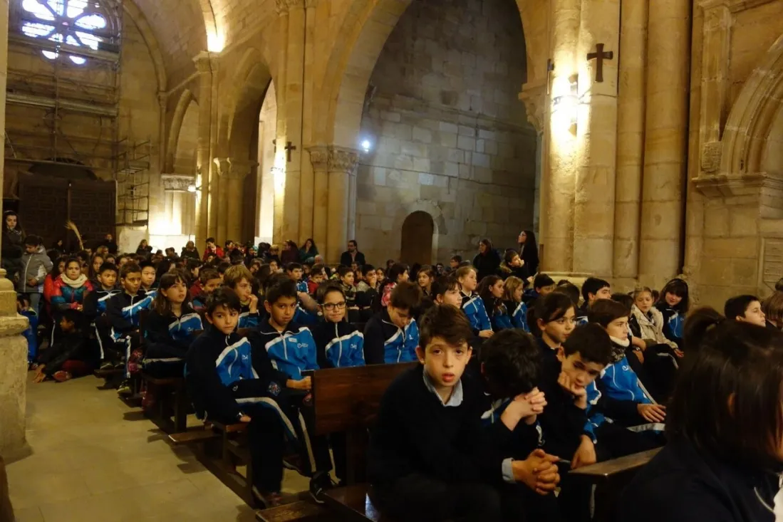 Foto 8 - 400 ni&ntilde;os claman por la paz en Soria
