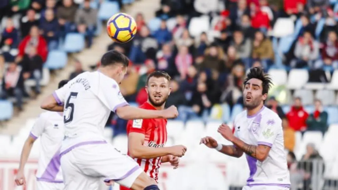 Dani Calvo se lanza a por un balón de cabeza. LaLiga