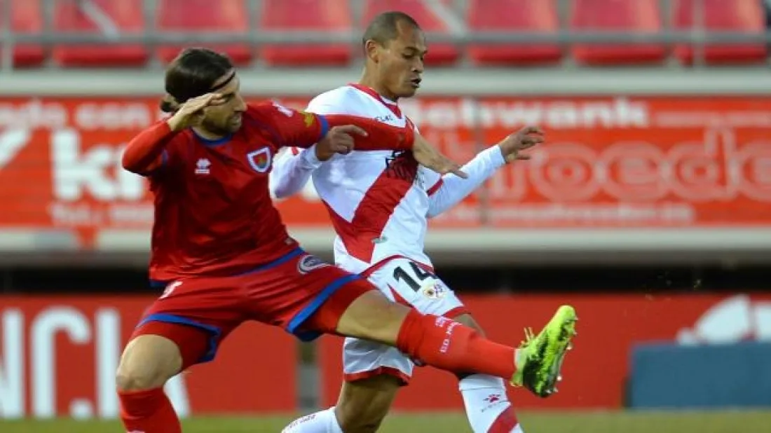 Marc Mateu disputa un balón en el Numancia-Rayo. LaLiga. 
