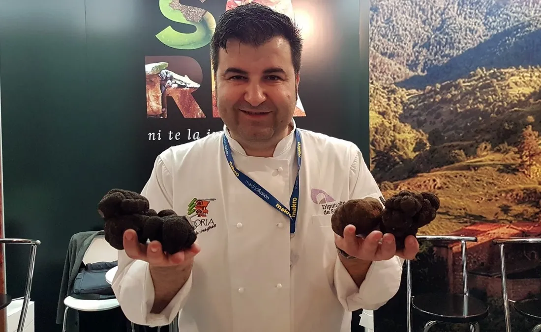 El chef Juan Carlos Benito, con las trufas antes de la subasta./M-Audiovisuales