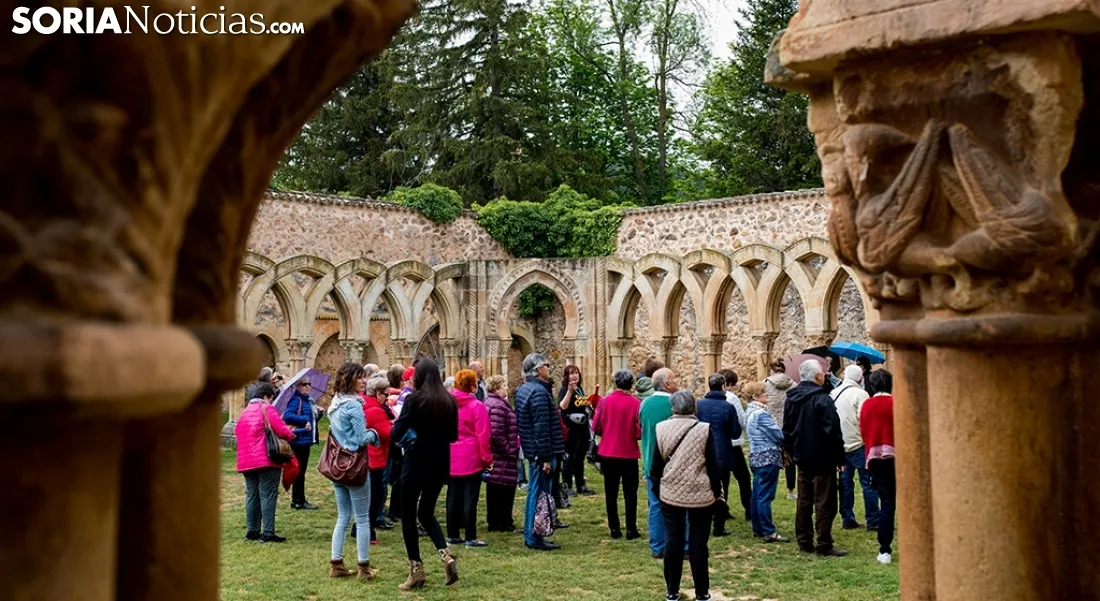 Un grupo de visitantes a los Arcos de San Juan de Duero. /SN