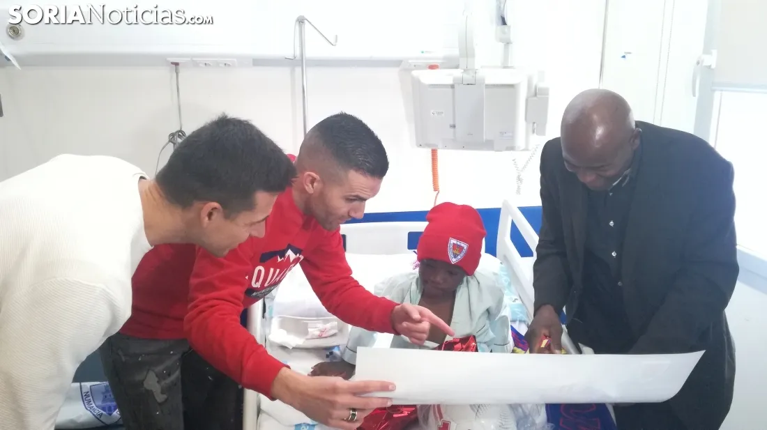 Los jugadores del Numancia visitando el Hospital.