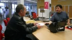 Un agricultor registra su intención de voto. /SN