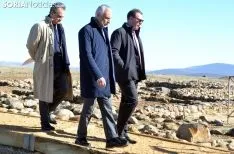 Los tres embajadores en el recorrido por el yacimiento. /SN