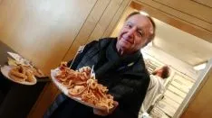 Carlos Capel, director de Madrid Fusión, con una bandeja de torreznos de Soria./M-Audiovisuales