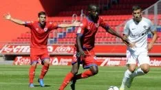 Diamanka intenta llegar a un balón en Los Pajaritos contra el Almería. LaLiga.