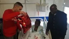 Los jugadores del Numancia visitando el Hospital.