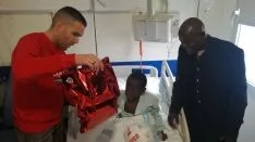 Los jugadores del Numancia visitando el Hospital.