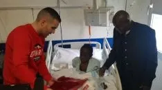 Los jugadores del Numancia visitando el Hospital.