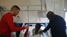 Los jugadores del Numancia visitando el Hospital.