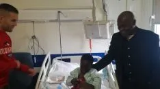 Los jugadores del Numancia visitando el Hospital.