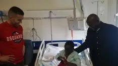 Los jugadores del Numancia visitando el Hospital.
