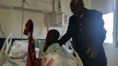 Los jugadores del Numancia visitando el Hospital.