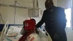 Los jugadores del Numancia visitando el Hospital.