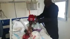 Los jugadores del Numancia visitando el Hospital.