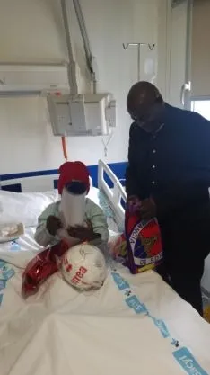 Los jugadores del Numancia visitando el Hospital.