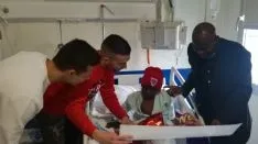 Los jugadores del Numancia visitando el Hospital.