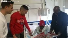 Los jugadores del Numancia visitando el Hospital.