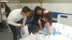 Los jugadores del Numancia visitando el Hospital.