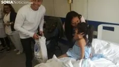 Los jugadores del Numancia visitando el Hospital.