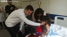 Los jugadores del Numancia visitando el Hospital.
