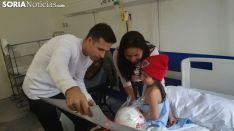 Los jugadores del Numancia visitando el Hospital.