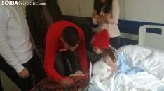 Los jugadores del Numancia visitando el Hospital.