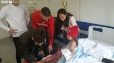 Los jugadores del Numancia visitando el Hospital.