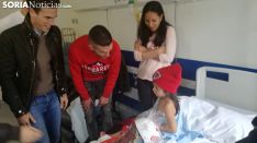 Los jugadores del Numancia visitando el Hospital.