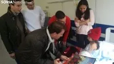 Los jugadores del Numancia visitando el Hospital.