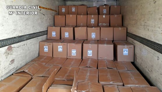 Las cajas con los pantalones recuperadas por la Guardia Civil. /GC
