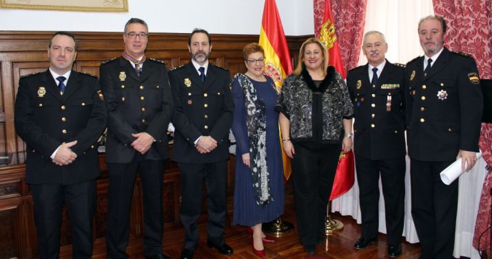 La subdelegada, 1ª por la derecha, junto a agentes y funcionarios condecorados y responsables del Cuerpo en Soria. /SdG