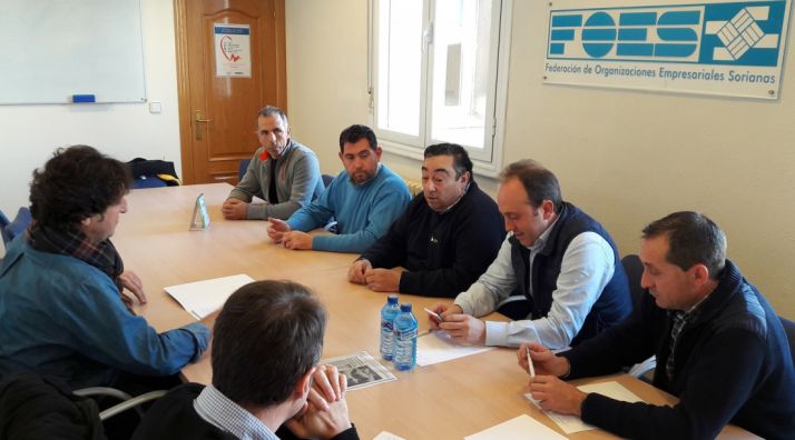 Miembros de las dos agrupaciones en la sede de FOES.