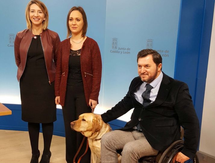 CyL tendrá una norma de acceso al entorno para los usuarios de perro de asistencia