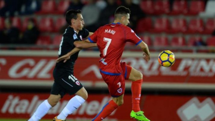 Manu del Moral controla un balón frente al Sevilla Atlético en Los Pajaritos. LaLiga