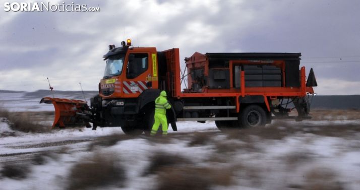 Una máquina quitanieves en las inmediaciones de la N-122 este invierno. /SN