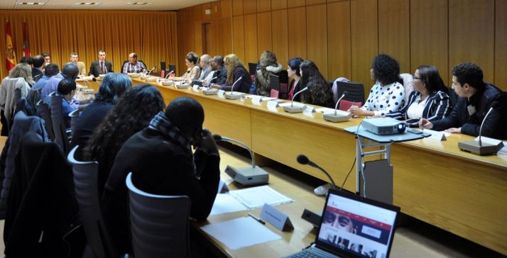 Imagen del encuentro entre representantes de asociaciones de personas inmigrantes y la Junta. 