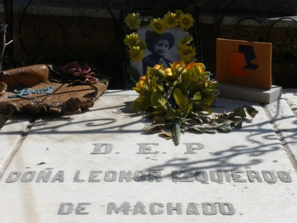 Tumba de Leonor Izquierdo, esposa de Antonio Machado. 