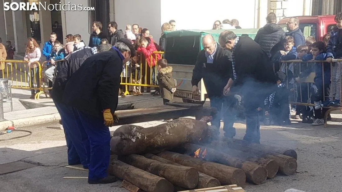 Matanza del cerdo al aire libre en San Leonardo