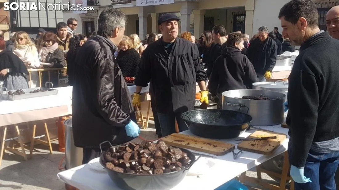 Matanza del cerdo al aire libre en San Leonardo