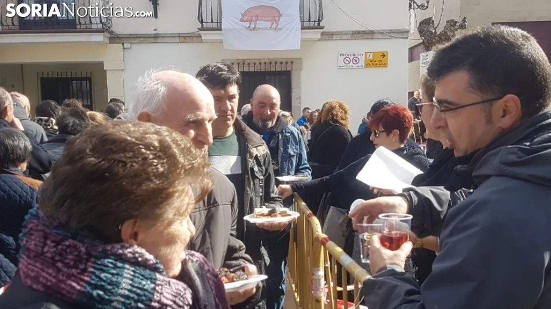 Matanza del cerdo al aire libre en San Leonardo