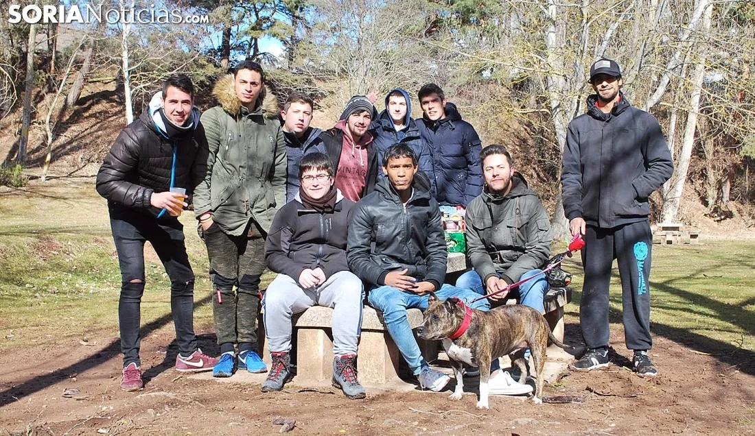 Un grupo de jóvenes en los merenderos junto al puente de hierro. /SN