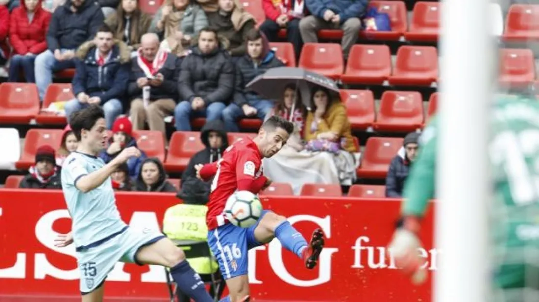Markel ante Jony en El Molinón. LaLiga