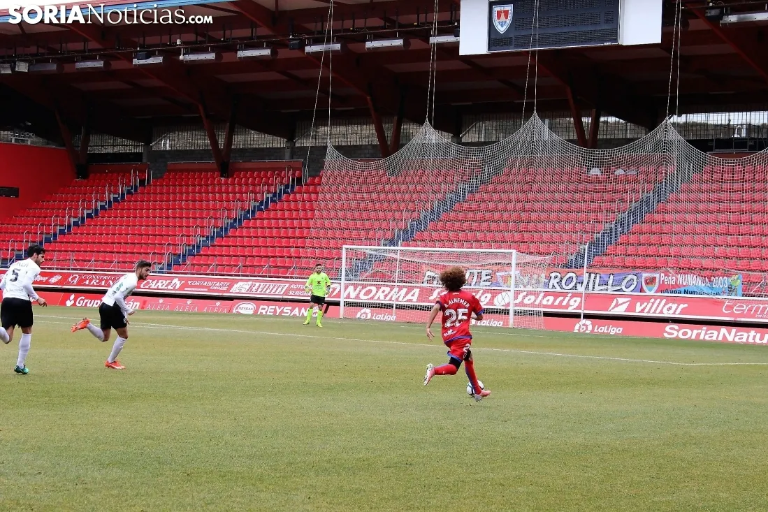 Numancia-Burgos CF en Los Pajaritos. Bernat Díez 