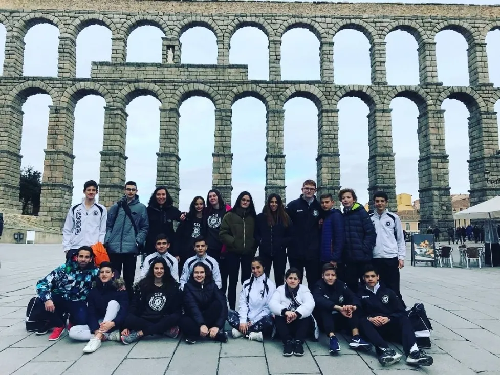 El Club Soria Baloncesto, delante del acueducto de Segovia. CSB