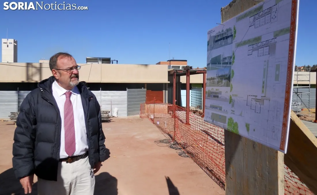 El consejero, ante los planos de las labores. /SN