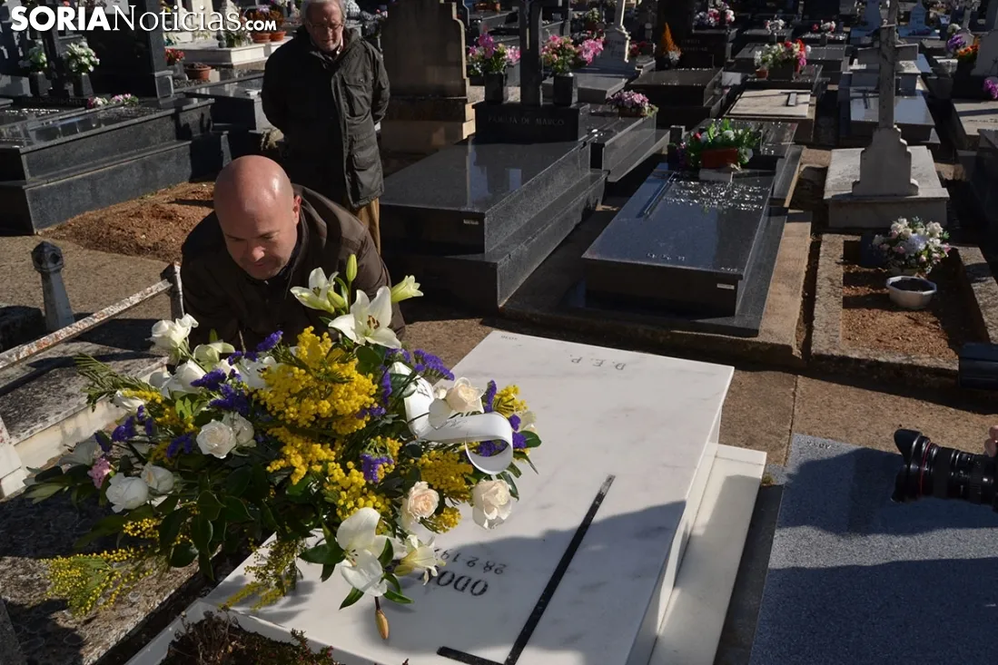 Homenaje a Antonio Machado y Odón Alonso en el Cementerio de Soria.