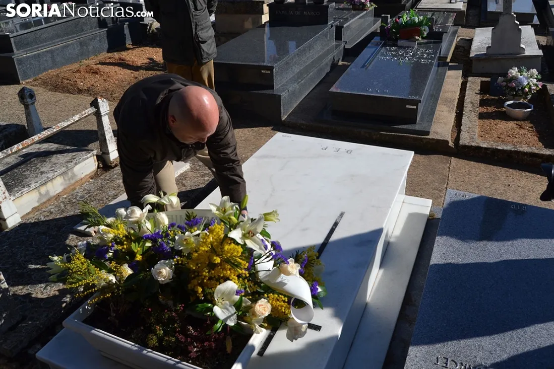 Homenaje a Antonio Machado y Odón Alonso en el Cementerio de Soria.